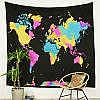 Wandtuch mit bunter Weltkarte auf schwarz